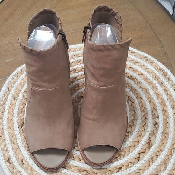 Vince Camuto Women's Leather French Taupe Kicetta Boot, sz 7.5 - Picture 3 of 12